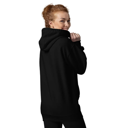 Frau mit rotem Haar trägt schwarzen Unisex Premium Hoodie, Rückansicht, weißer Hintergrund
