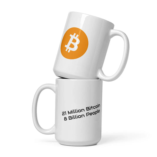 Weiße glänzende Kaffeetassen mit Bitcoin-Logo und Text 21 Million Bitcoin 8 Billion People