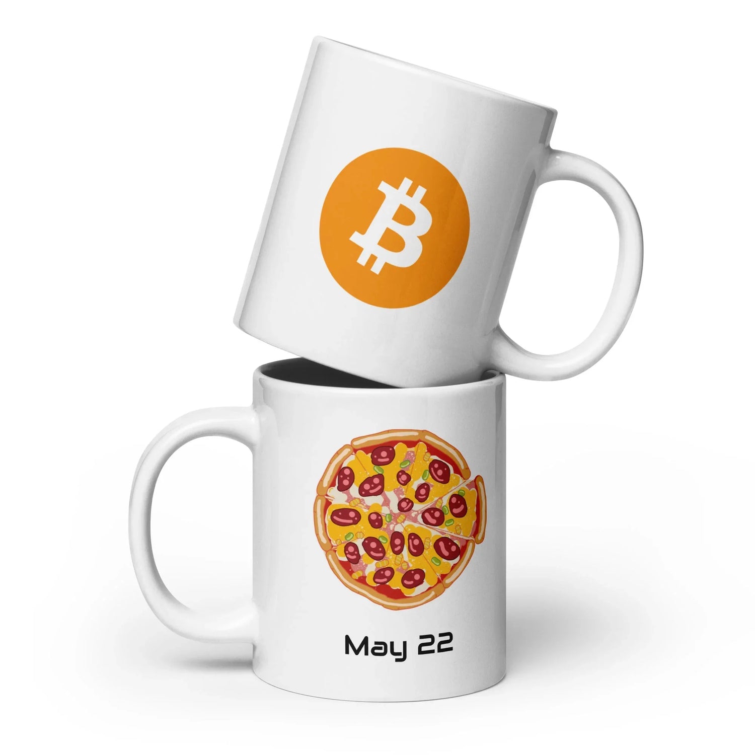 Zwei weiße Kaffeetassen, obere mit Bitcoin-Logo, untere mit Pizza und Text 'May 22'