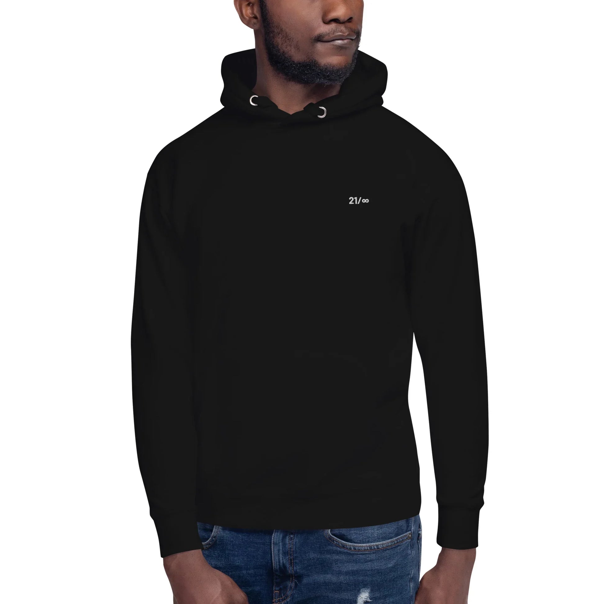 Mann trägt schwarzen Premium Unisex Hoodie mit kleinem 21/∞ Aufdruck vorne links