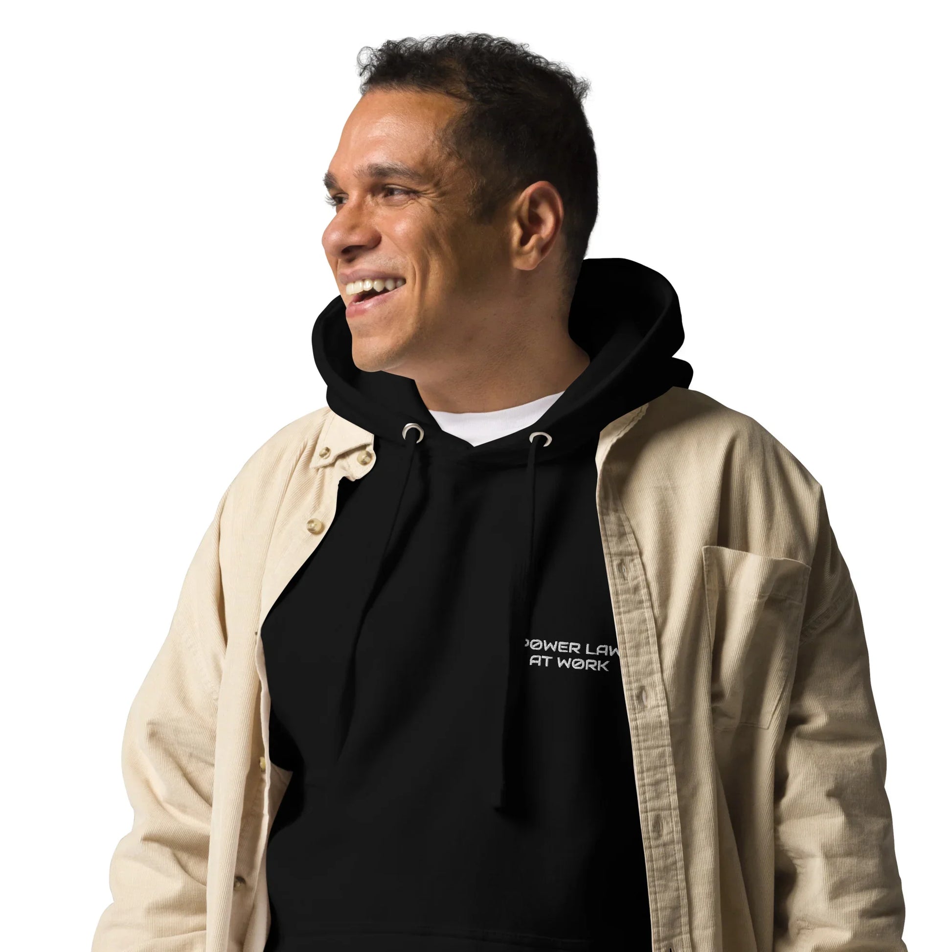 Mann trägt schwarzen Baumwoll-Hoodie mit Aufschrift "POWER LAW AT WORK" und beige Hemd, lächelnd