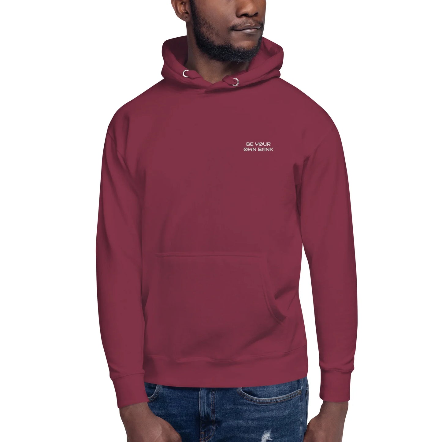 Mann trägt maroon unisex Hoodie mit weißem "BE YOUR OWN BANK" Schriftzug vorne