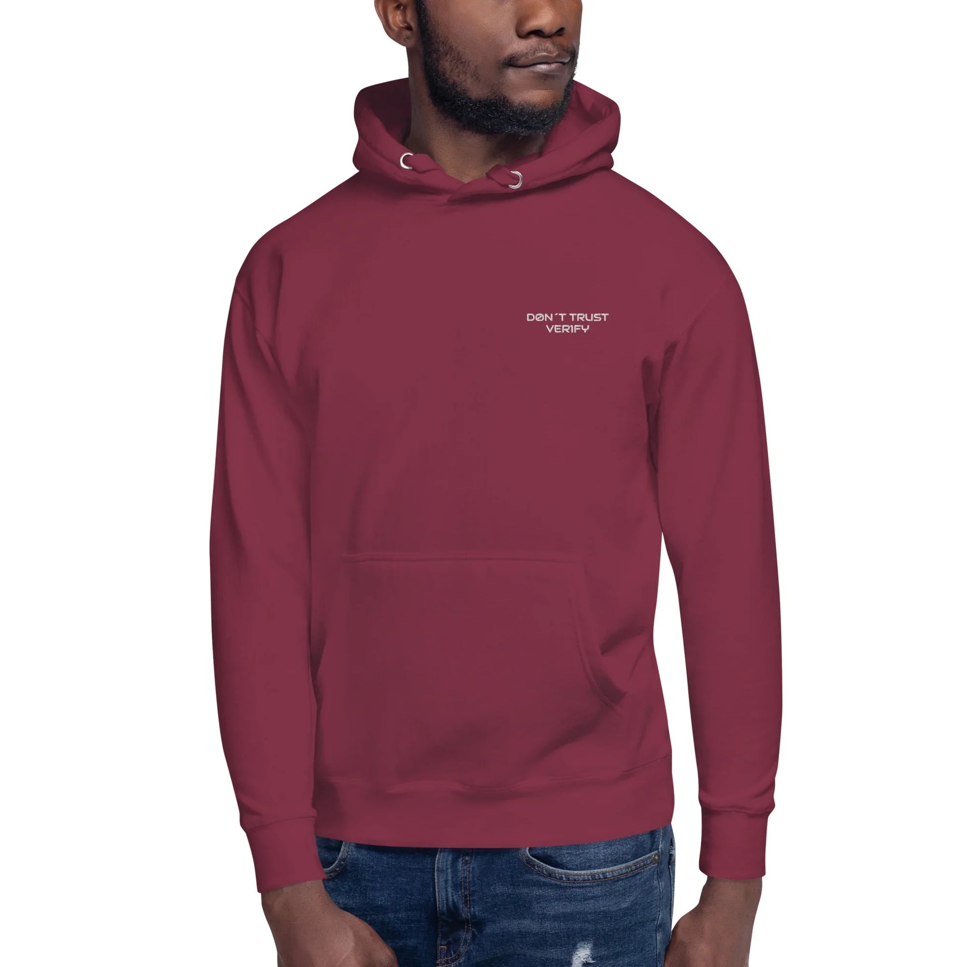 Mann trägt maroon rotes Unisex Hoodie mit Schriftzug Don't Trust Verify auf der Brust
