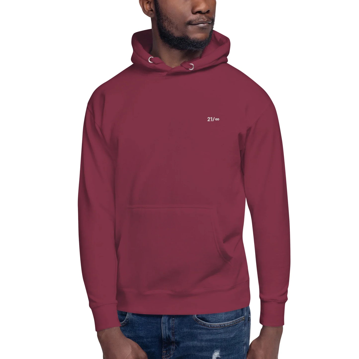 Mann trägt unisex Premium Hoodie in Bordeauxrot mit kleinem weißen Logo vorne