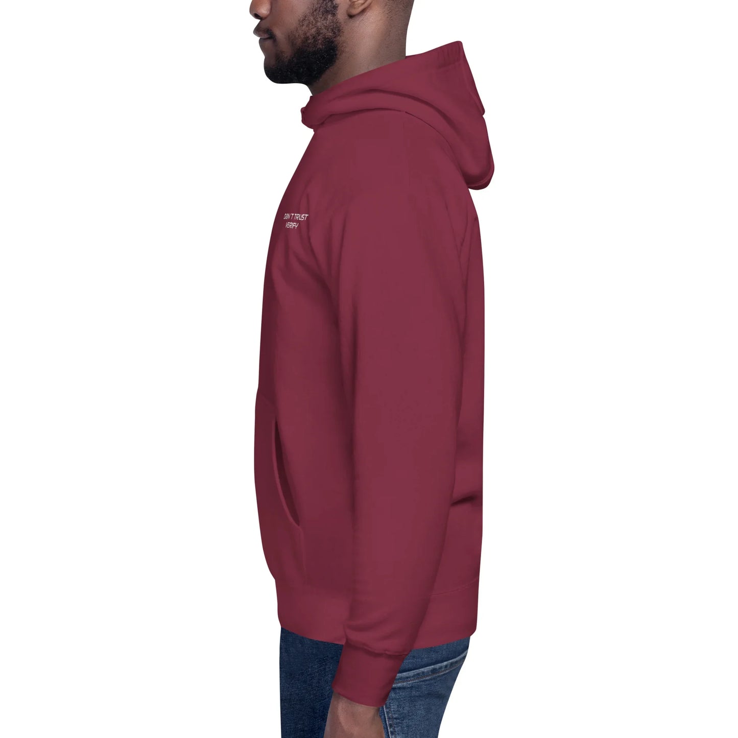 Mann trägt maroonfarbene Unisex Hoodie mit Kapuze und kleinem weißen Schriftzug seitlich